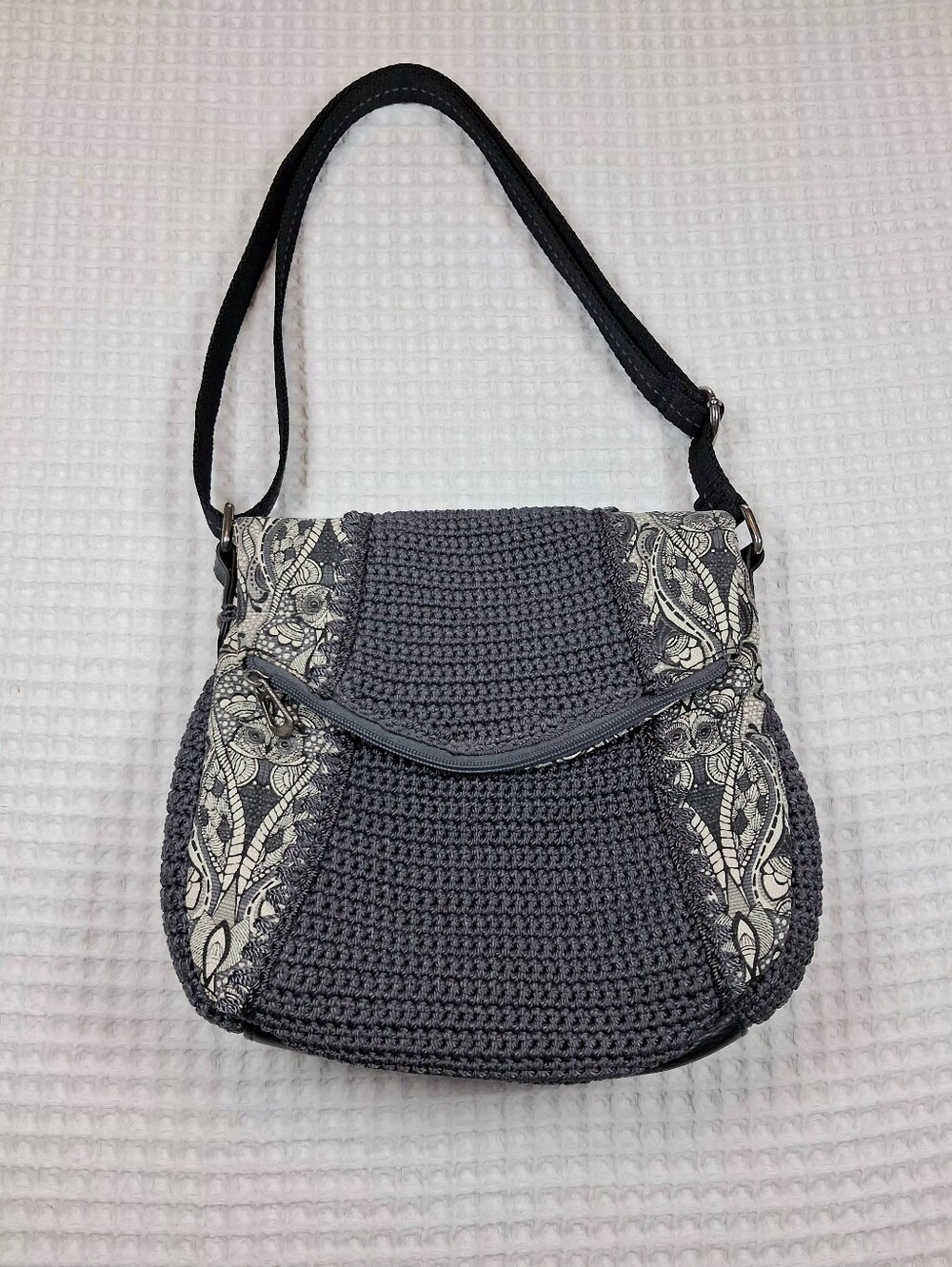 Sakroots Artist Circle Foldover Crossbody Bag Gray/Blk Crochet/ Fabric Owl Print